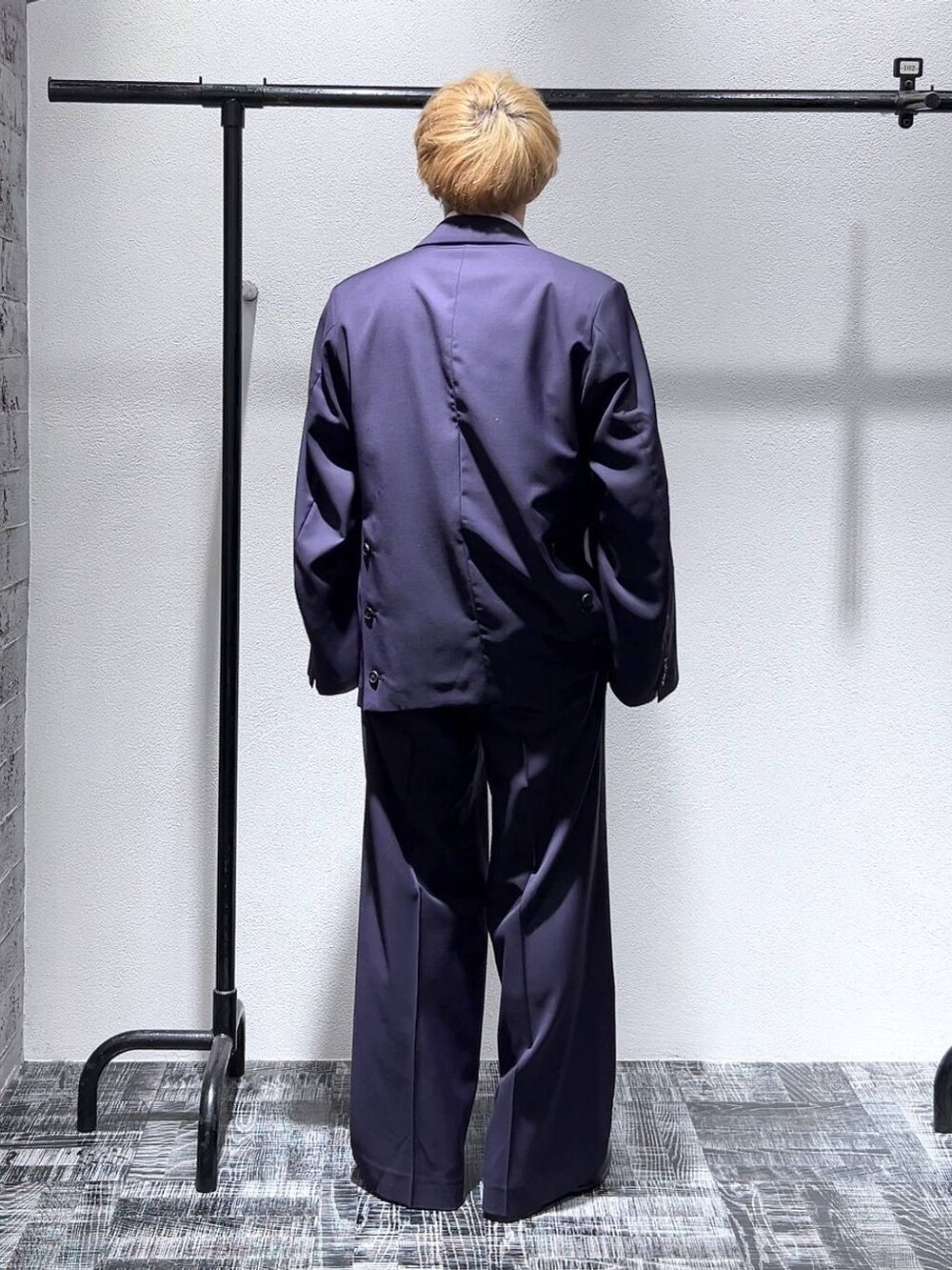 レッド系のネクタイ、ホワイト系のシャツ/ブラウス、ブラック系のブーツを着用したメンズの冬コーディネートの4枚目の写真