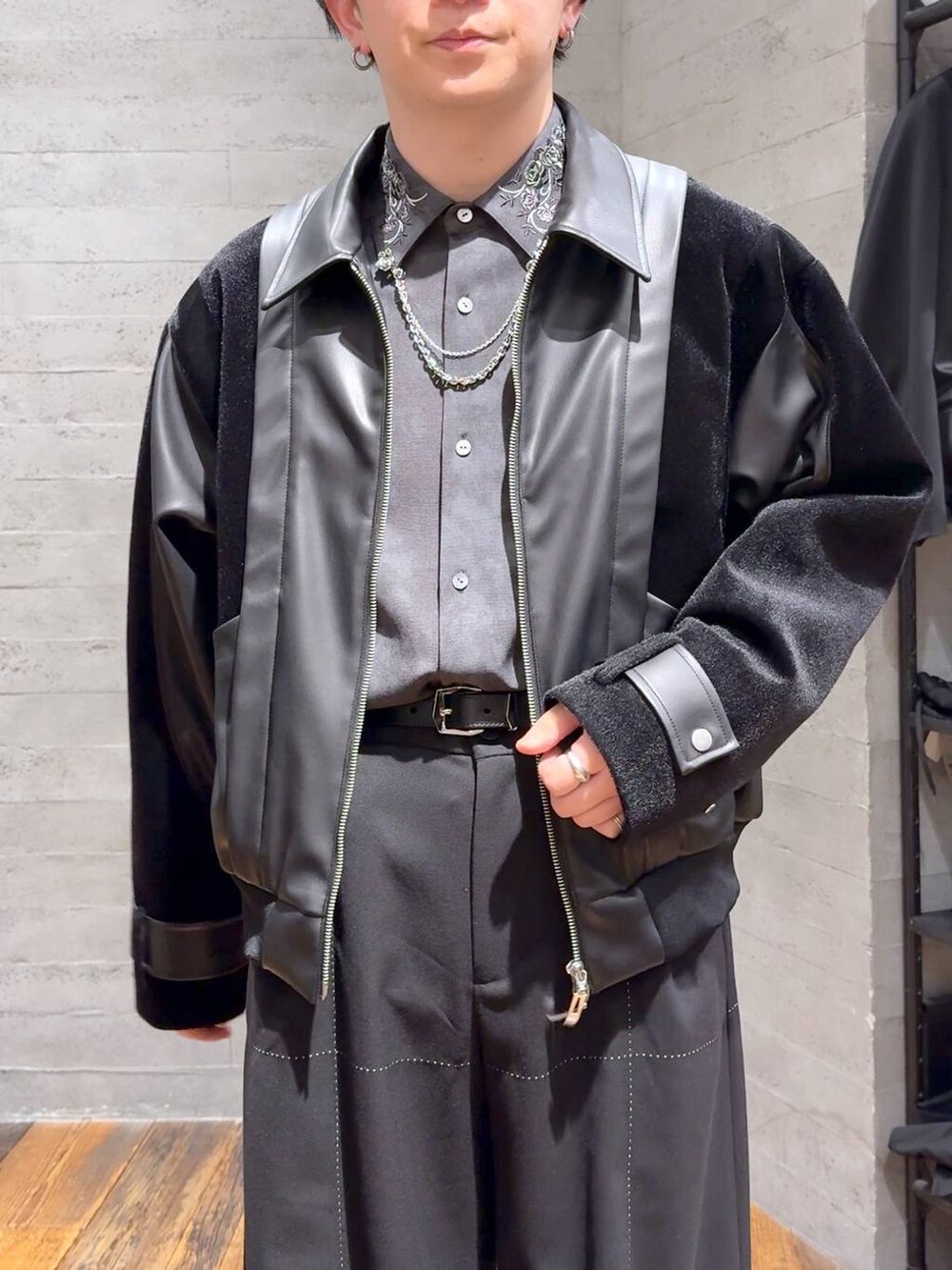 グレー系のシャツ/ブラウス、ブラック系のブーツ、ブラック系のブルゾンを着用したメンズの冬コーディネートの5枚目の写真