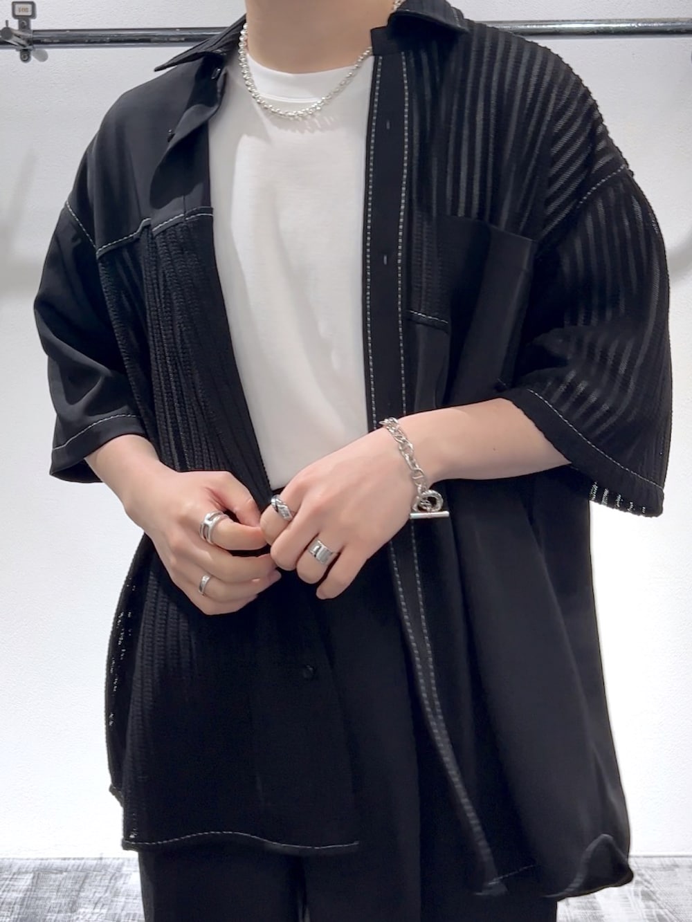 ブラック系のシャツ/ブラウス、ブラック系のスラックス、ブラック系のキャップを着用したメンズの春コーディネートの3枚目の写真