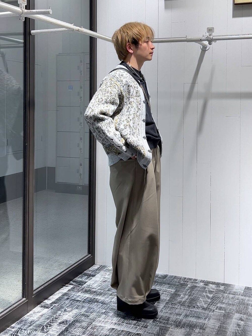 「オーバーサイズ、HARE、低身長、きれいめ、モード、ワイドパンツ、カーディガン、ニット、スウェット」｜「HAREのステンレスチェーンネックレス(HARE)（ネックレス、シルバー系）」を使った、HARE     もりたいさん（メンズ・168cm）の冬コーディネートの2枚目の写真
