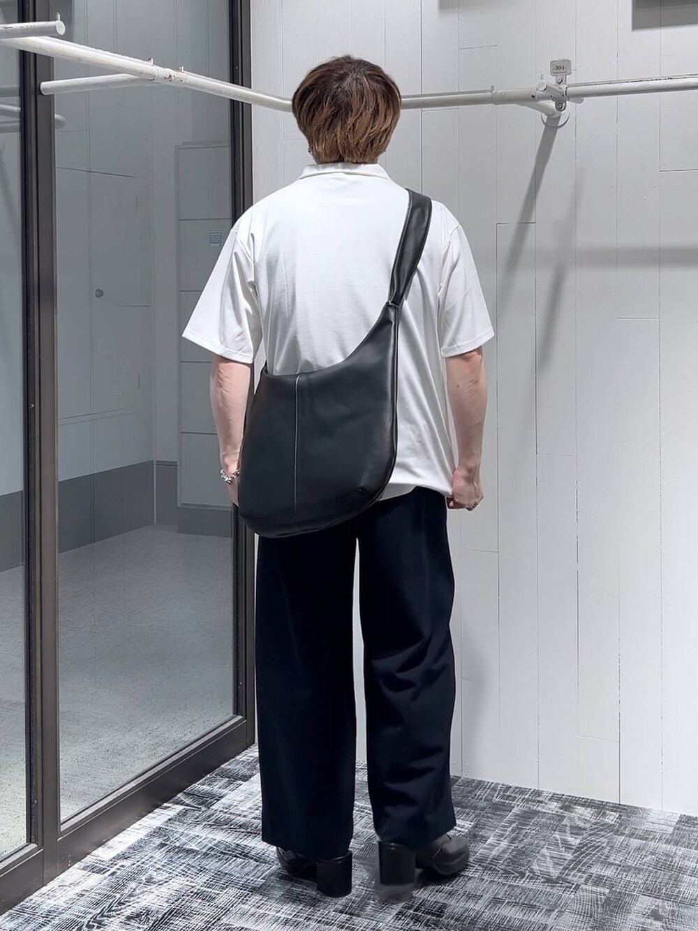 ブラック系のドレスシューズ、ホワイト系のTシャツ/カットソー、ブラック系のTシャツ/カットソーを着用したメンズの春コーディネートの3枚目の写真