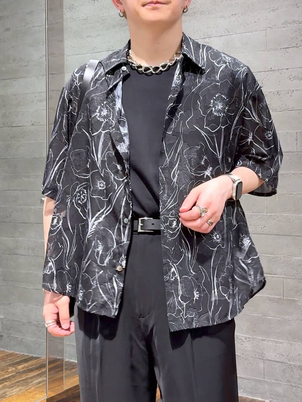 ブラック系のスラックス、ブラック系のローファー、ブラック系のTシャツ/カットソーを着用したメンズの春コーディネートの5枚目の写真