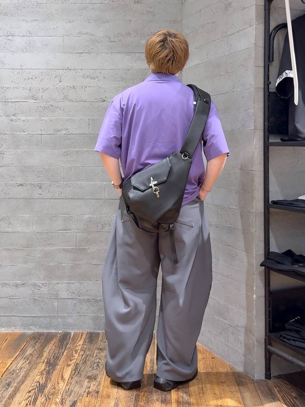 グレー系のスラックス、パープル系のTシャツ/カットソー、ブラック系のローファーを着用したメンズの夏コーディネートの3枚目の写真