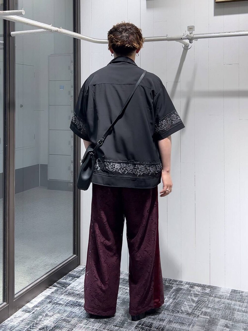 ブラック系のドレスシューズ、レッド系のその他パンツ、ブラック系のTシャツ/カットソーを着用したメンズの夏コーディネートの4枚目の写真