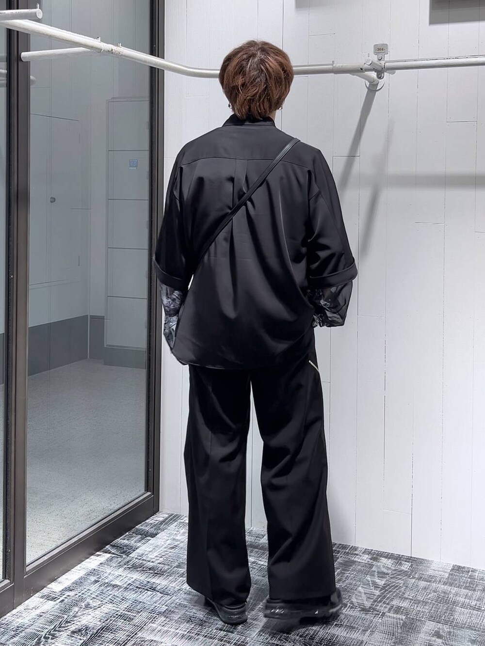 ブラック系のスラックス、ブラック系のシャツ/ブラウス、ブラック系のサンダルを着用したメンズの春コーディネートの4枚目の写真