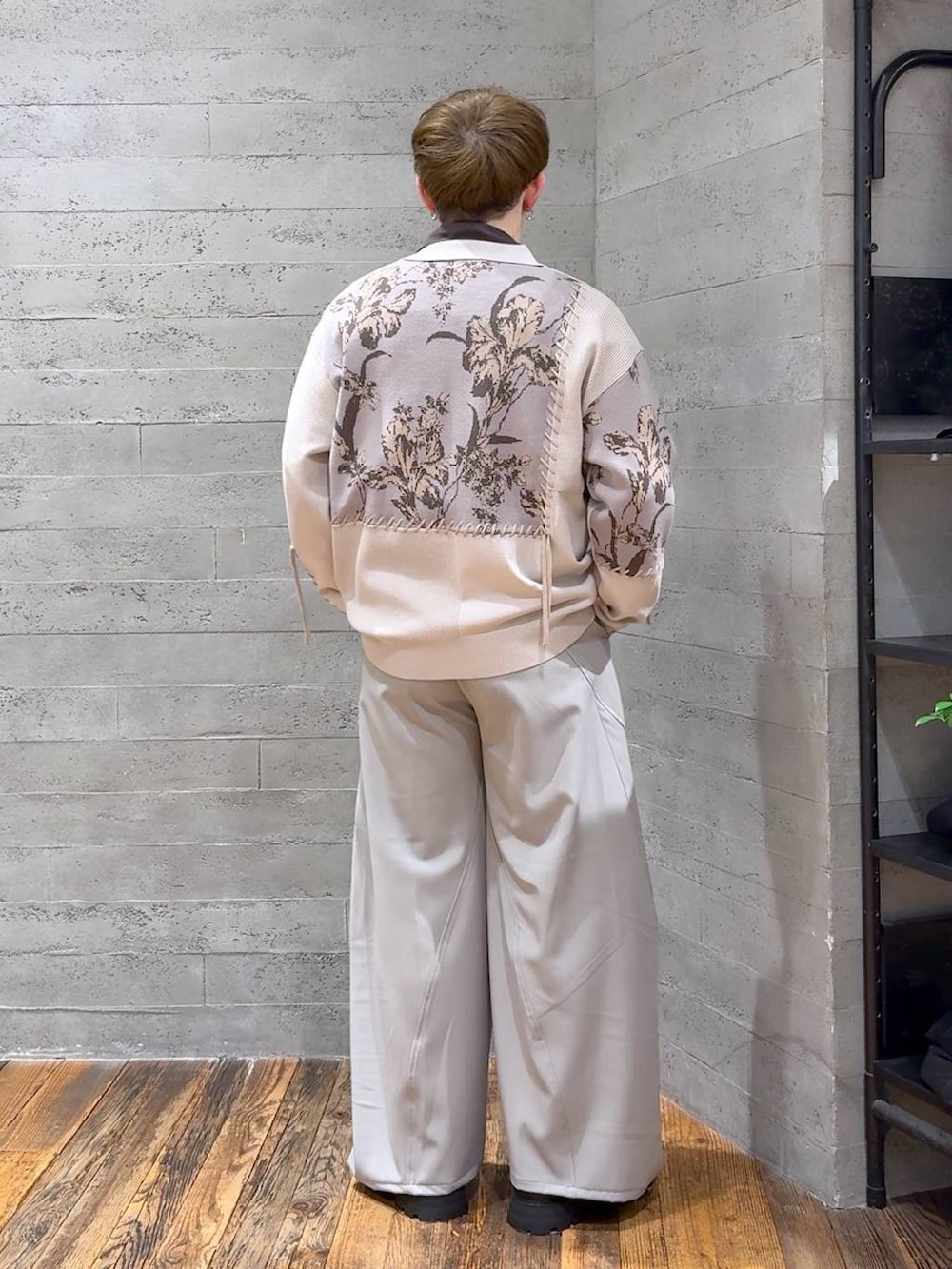 ブラック系のドレスシューズ、グレー系のスラックス、グレー系のニット/セーターを着用したメンズの春コーディネートの3枚目の写真