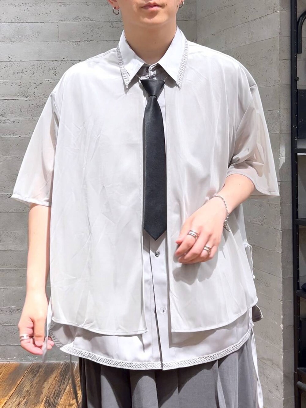 ブラック系のネクタイ、グレー系のシャツ/ブラウス、ブラック系のスニーカーを着用したメンズの夏コーディネートの5枚目の写真