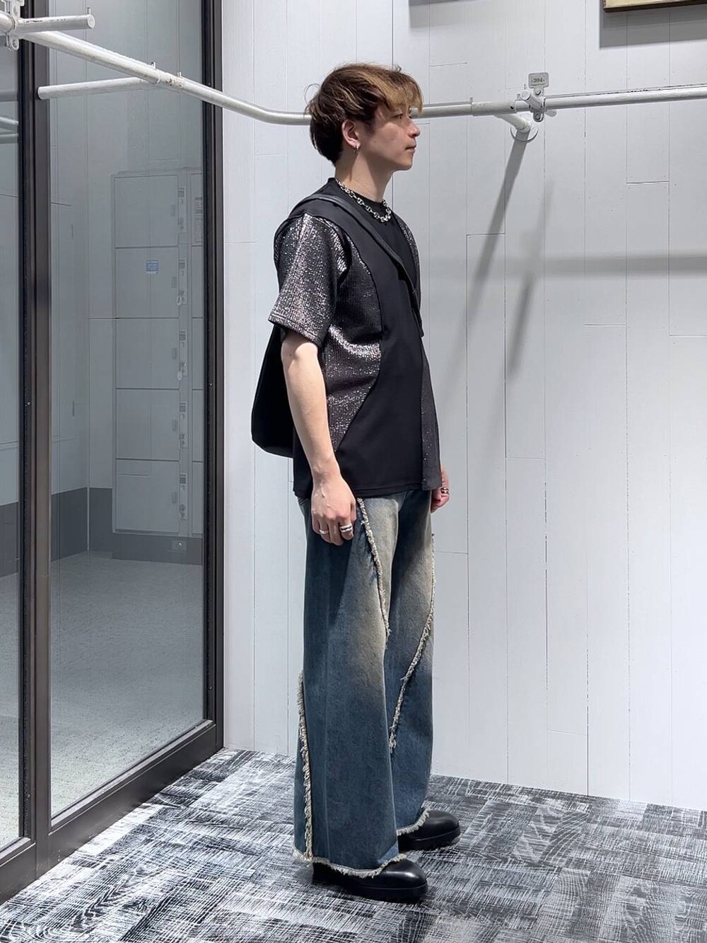 ブラック系のショルダーバッグ、ブラック系のドレスシューズ、ブラック系のTシャツ/カットソーを着用したメンズの夏コーディネートの4枚目の写真