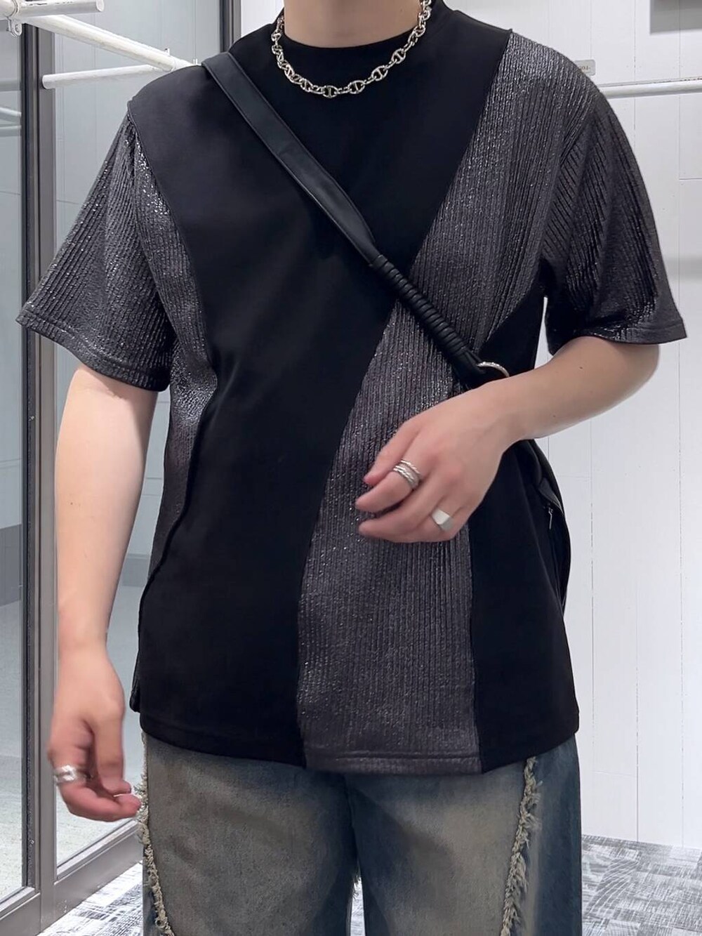 ブラック系のショルダーバッグ、ブラック系のドレスシューズ、ブラック系のTシャツ/カットソーを着用したメンズの夏コーディネートの4枚目の写真