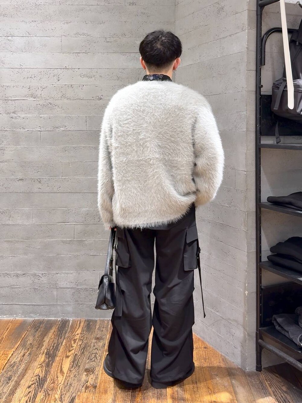 グレー系のカーディガン/ボレロ、ブラック系のローファー、ブラック系のシャツ/ブラウスを着用したメンズの秋コーディネートの3枚目の写真