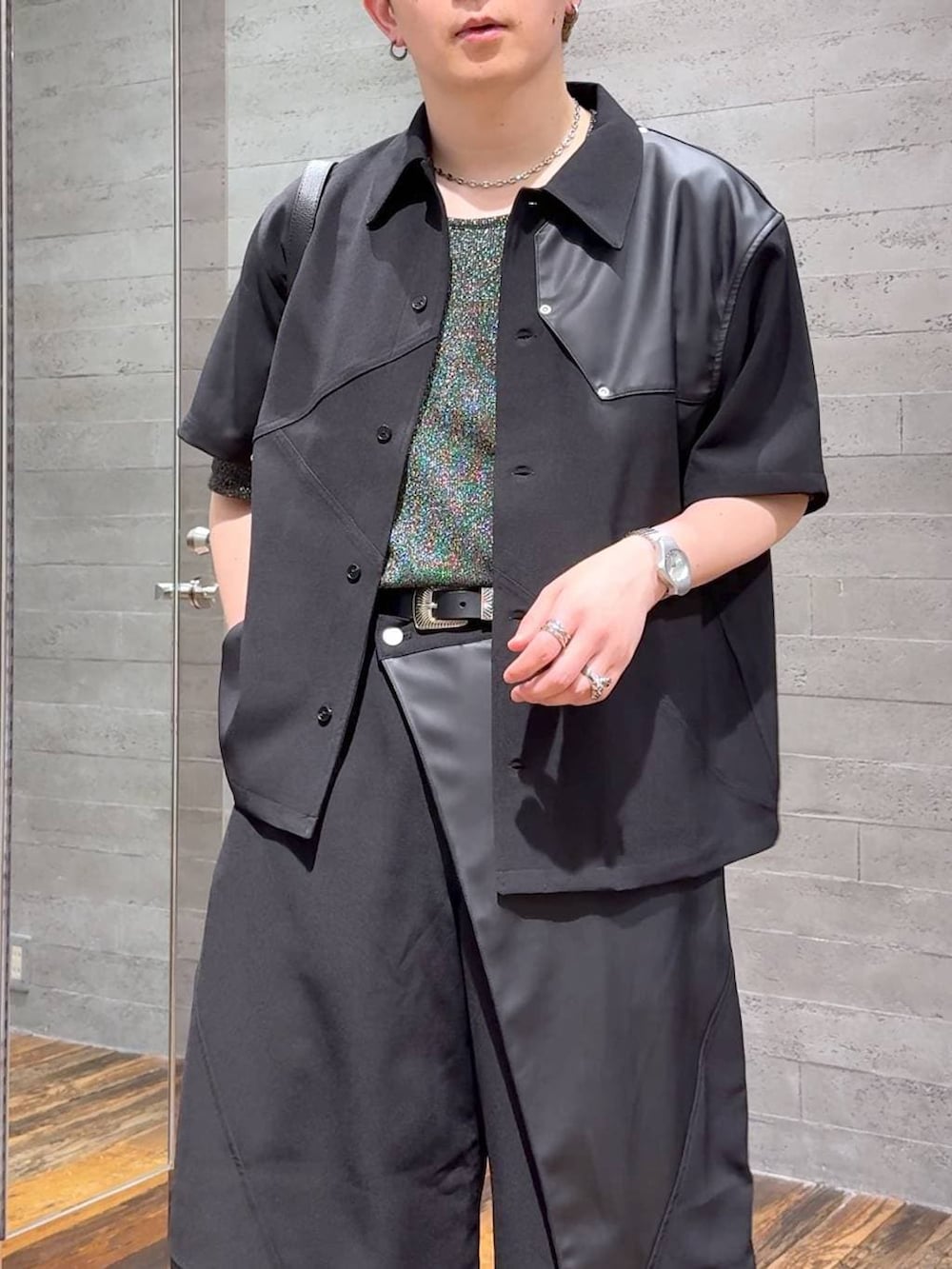 ブラック系のスラックス、ブラック系のシャツ/ブラウス、ブラック系のサンダルを着用したメンズの夏コーディネートの5枚目の写真