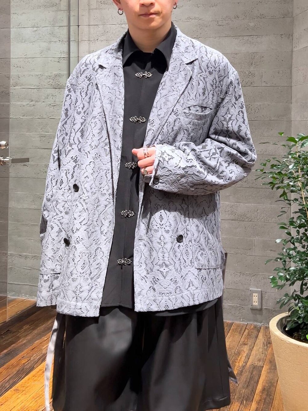 グレー系のテーラードジャケット、ブラック系のその他パンツ、ブラック系のドレスシューズを着用したメンズの春コーディネートの5枚目の写真