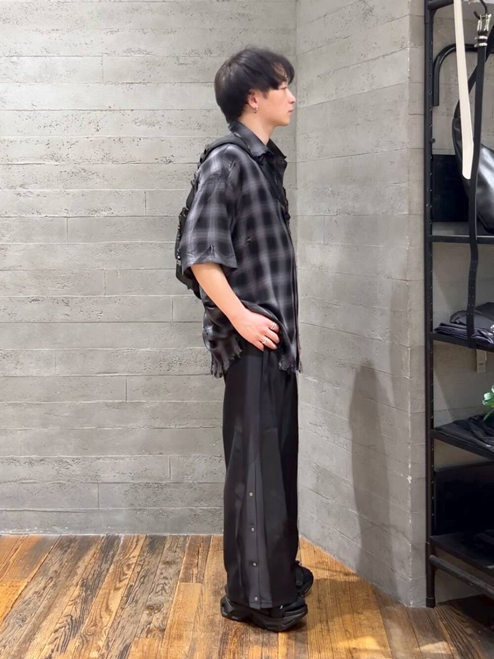 ブラック系のシャツ/ブラウス、ブラック系のサンダル、ブラック系のショルダーバッグを着用したメンズの春コーディネートの3枚目の写真