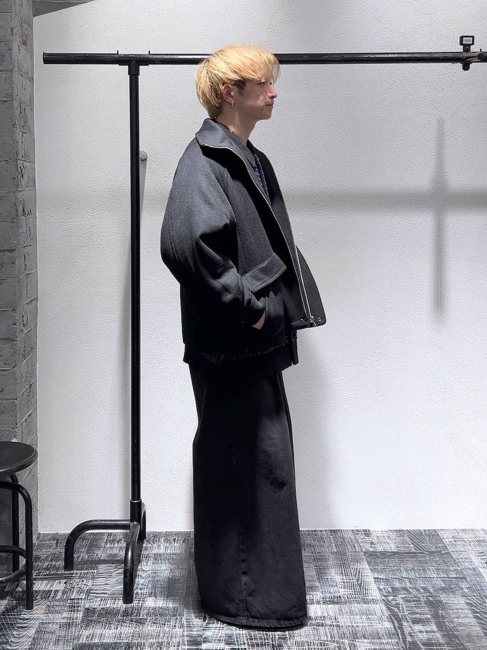 ブルー系のカーディガン/ボレロ、ブラック系のブルゾン、ブラック系のドレスシューズを着用したメンズの冬コーディネートの3枚目の写真