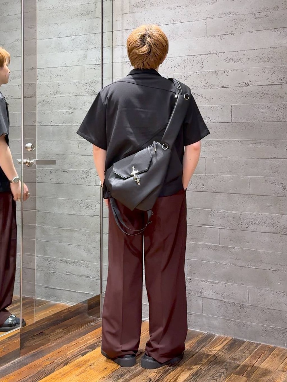 ブラック系のシャツ/ブラウス、ブラック系のサンダル、ブラック系のショルダーバッグを着用したメンズの夏コーディネートの3枚目の写真