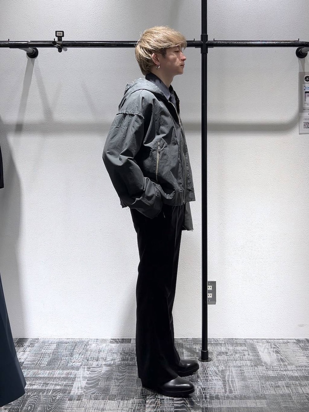 ブラック系のスニーカー、ブラック系のスラックス、グレー系のパーカーを着用したメンズの冬コーディネートの4枚目の写真