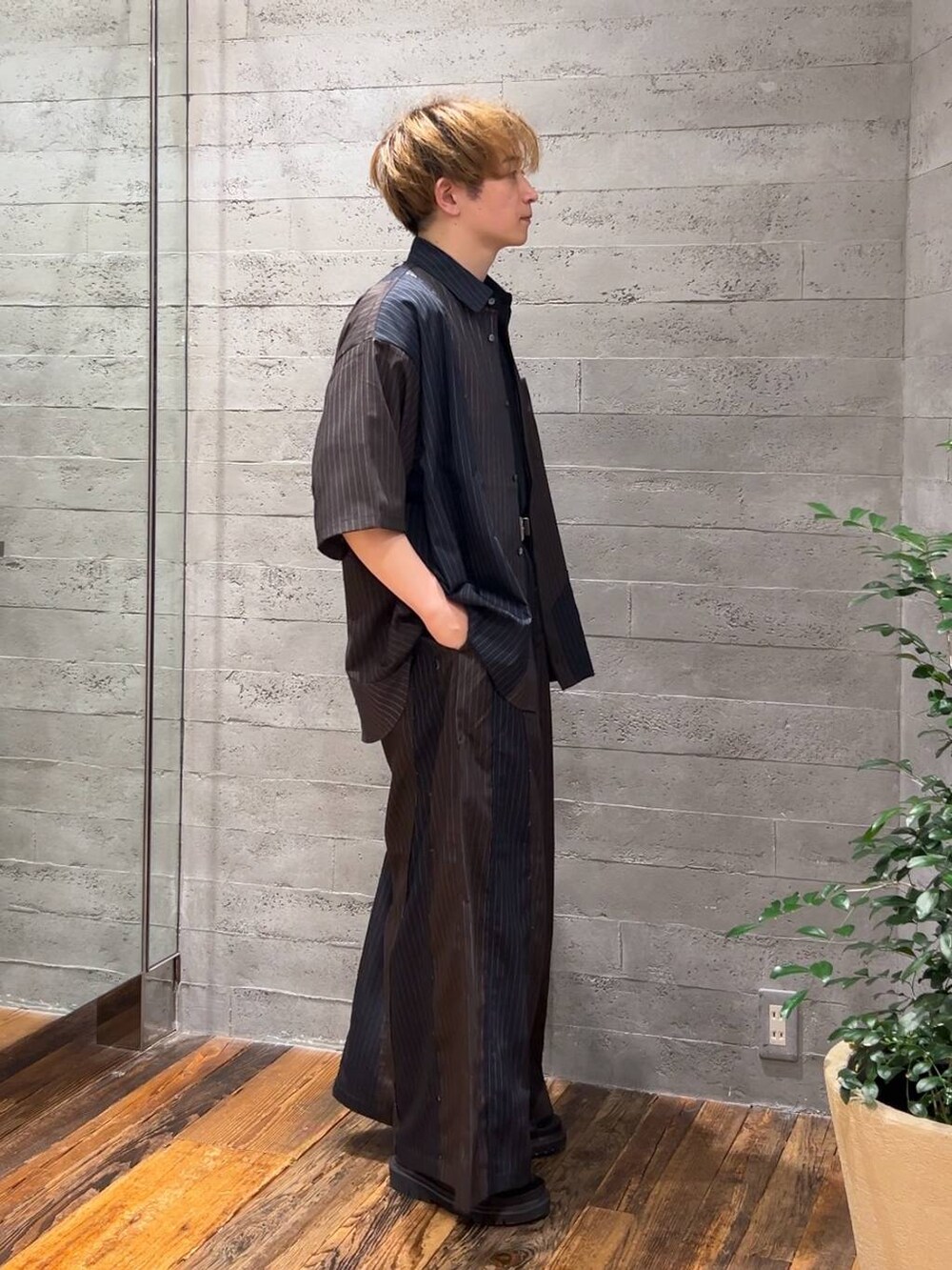 ブルー系のその他パンツ、ブラック系のサンダル、ブラック系のTシャツ/カットソーを着用したメンズの夏コーディネートの2枚目の写真