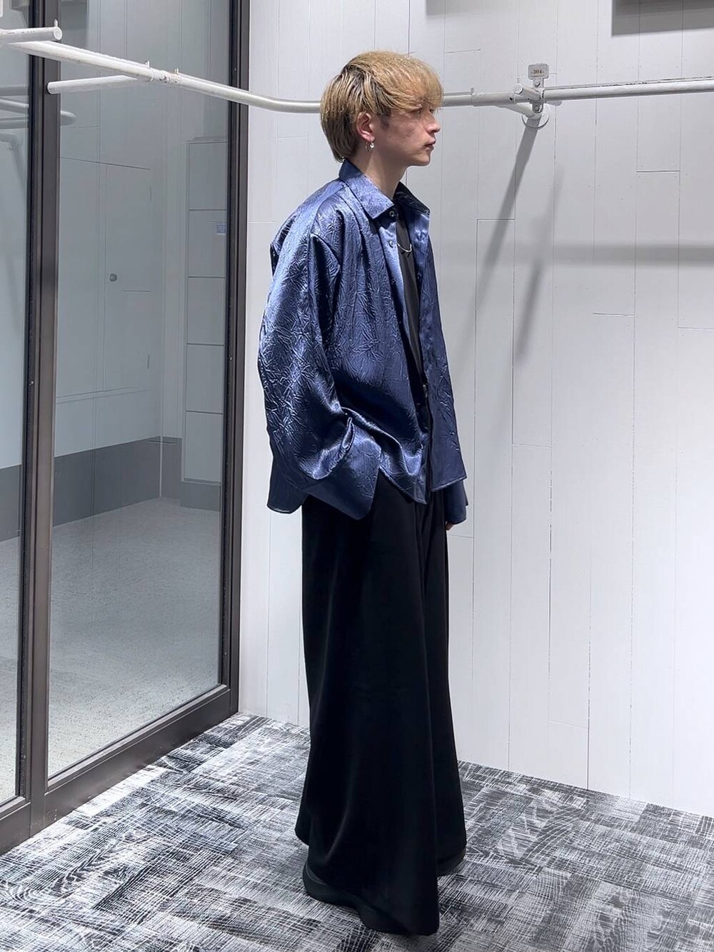 ブルー系のシャツ/ブラウス、ブラック系のTシャツ/カットソー、ブラック系のスラックスを着用したメンズの春コーディネートの3枚目の写真