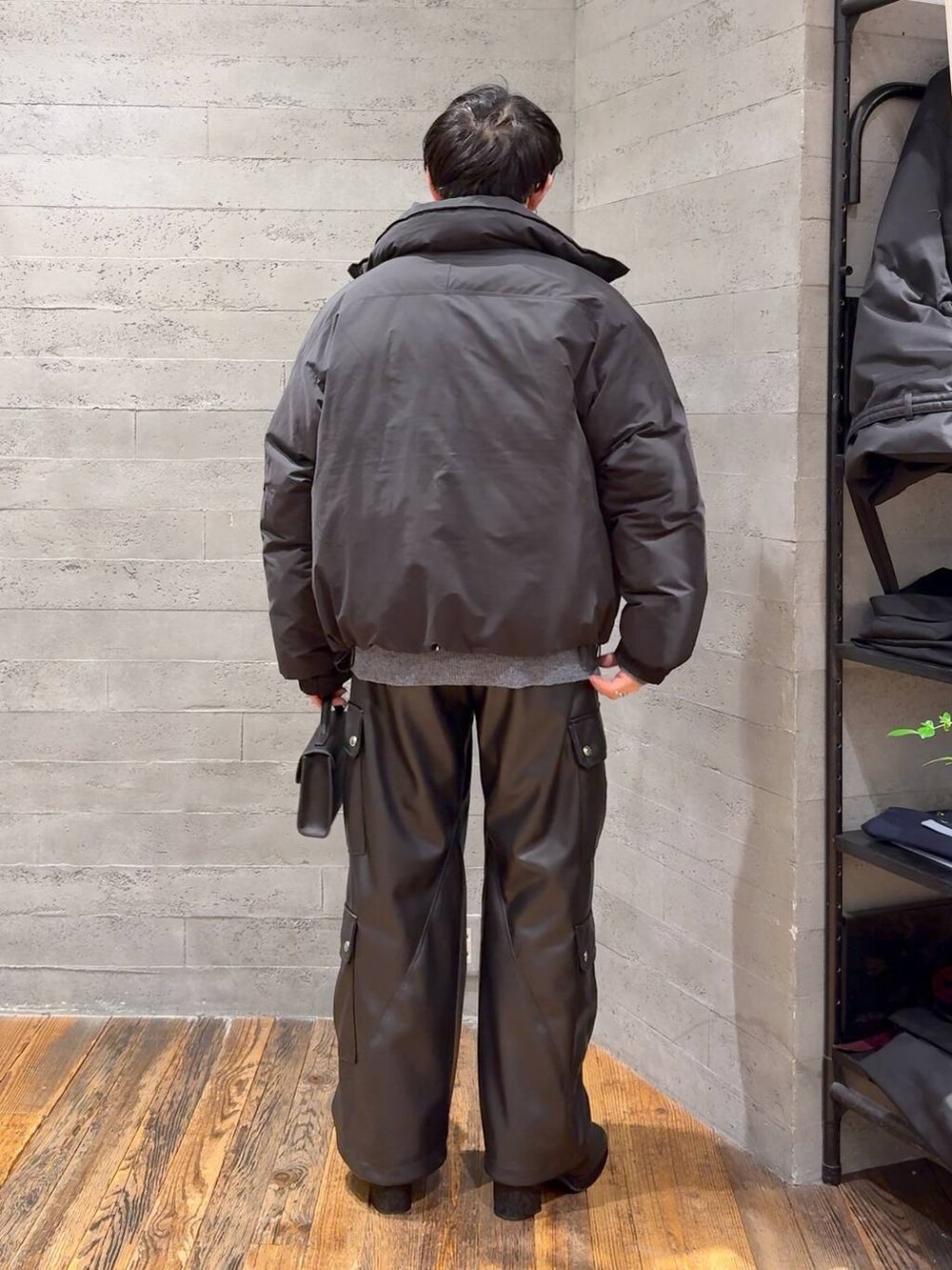 ブラック系のカーゴパンツ、ブラック系のダウンジャケット/コート、ブラック系のブーツを着用したメンズの冬コーディネートの3枚目の写真