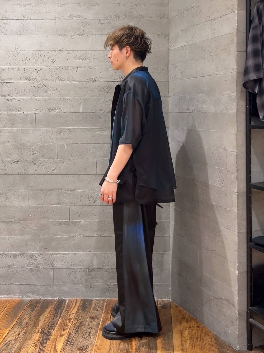 ブラック系のサンダル、ブラック系のシャツ/ブラウス、ブラック系のその他パンツを着用したメンズの夏コーディネートの4枚目の写真