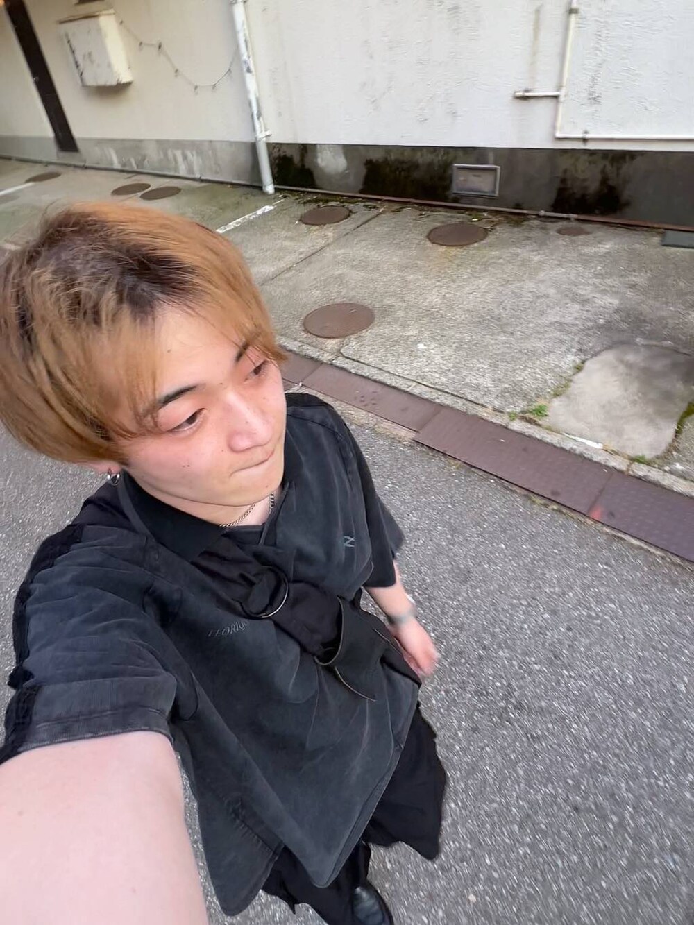 ブラック系のカーゴパンツ、グレー系のシャツ/ブラウス、シルバー系のピアス（片耳用）を着用したメンズの夏コーディネートの3枚目の写真