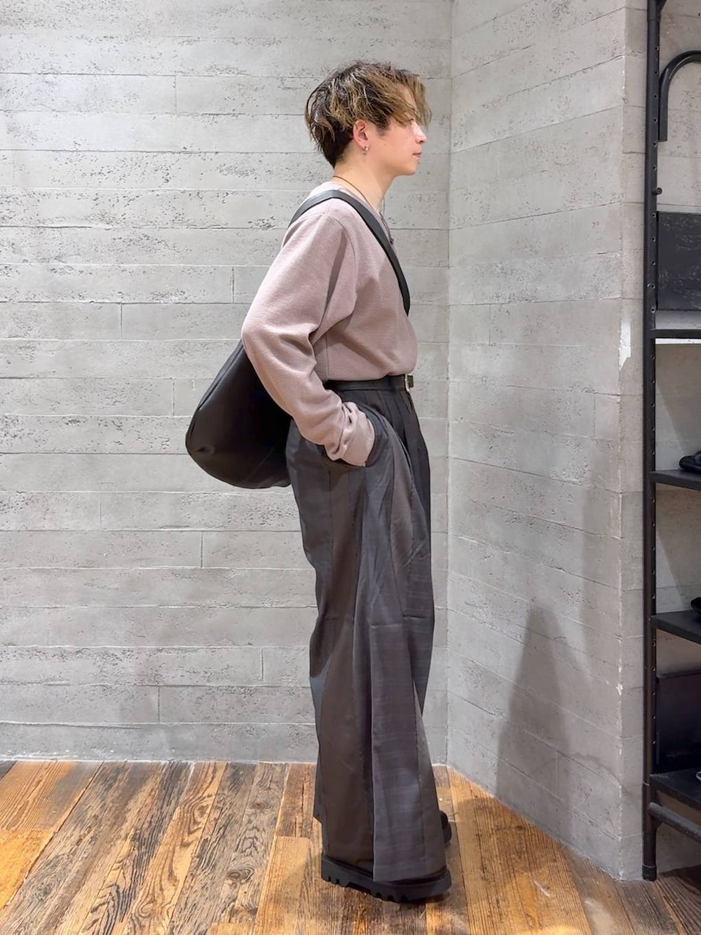 「低身長、きれいめ、オーバーサイズ、HARE、ワイドパンツ、Tシャツ、ショルダーバッグ、モード、秋コーデ」｜「HAREのウェスタンバックルベルト(HARE)（ベルト、ブラック系）」を使った、HARE     もりたいさん（メンズ・168cm）の秋コーディネートの2枚目の写真