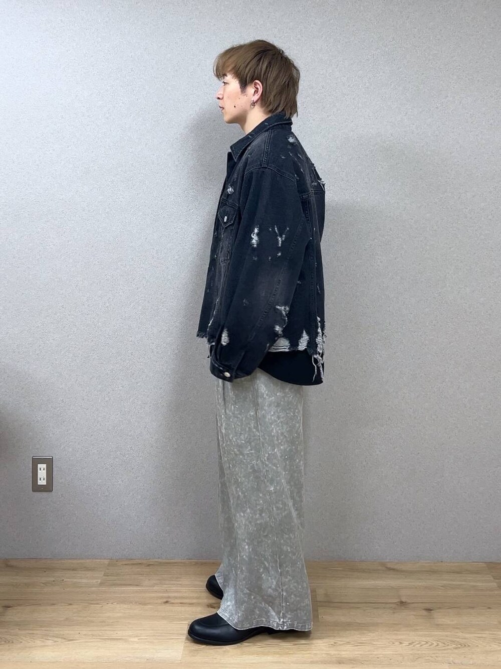 ブラック系のシャツ/ブラウス、ブラック系のドレスシューズ、ブラック系のデニムジャケットを着用したメンズの冬コーディネートの4枚目の写真