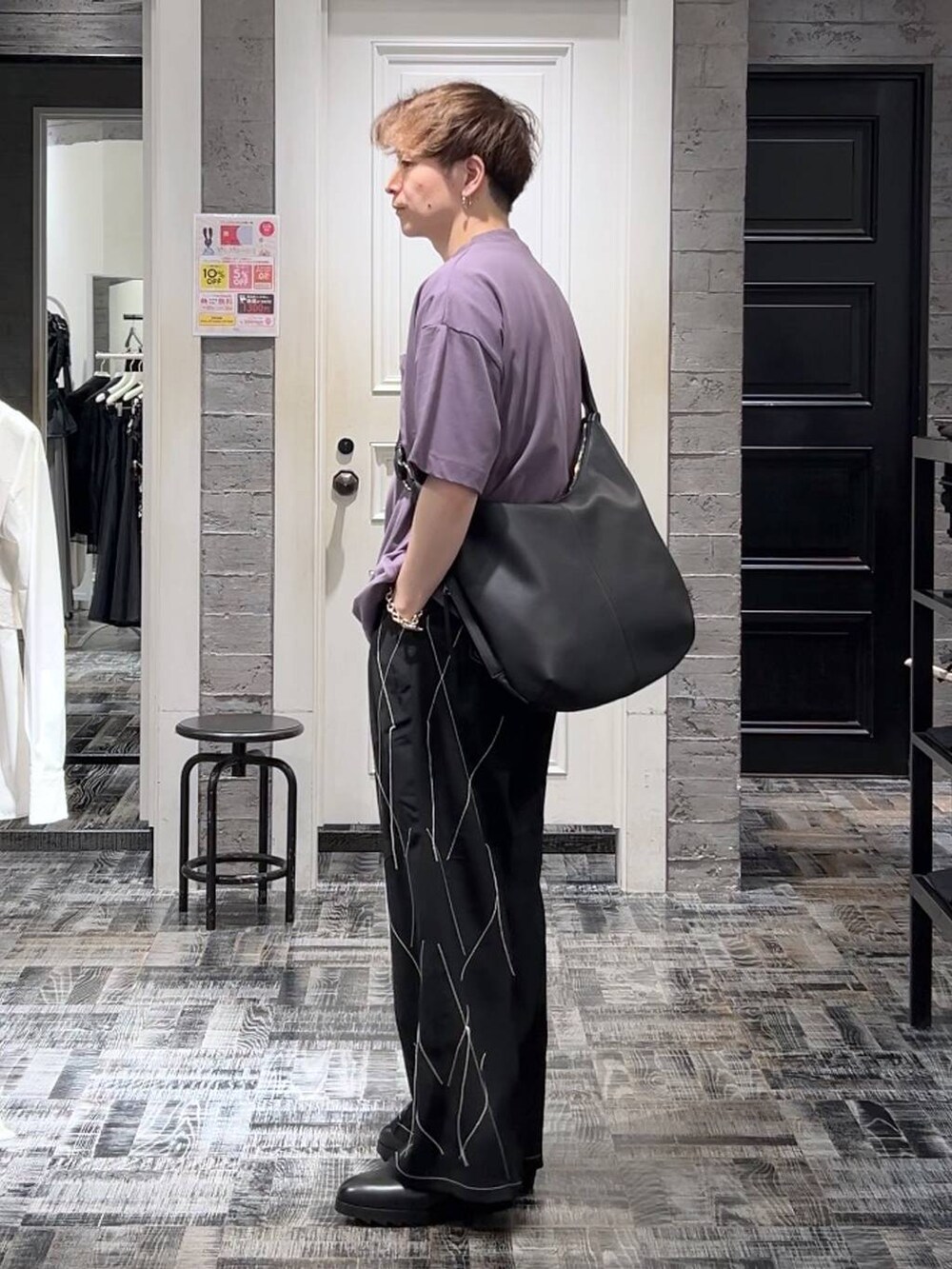 パープル系のTシャツ/カットソー、ブラック系のショルダーバッグ、ブラック系のドレスシューズを着用したメンズの夏コーディネートの2枚目の写真