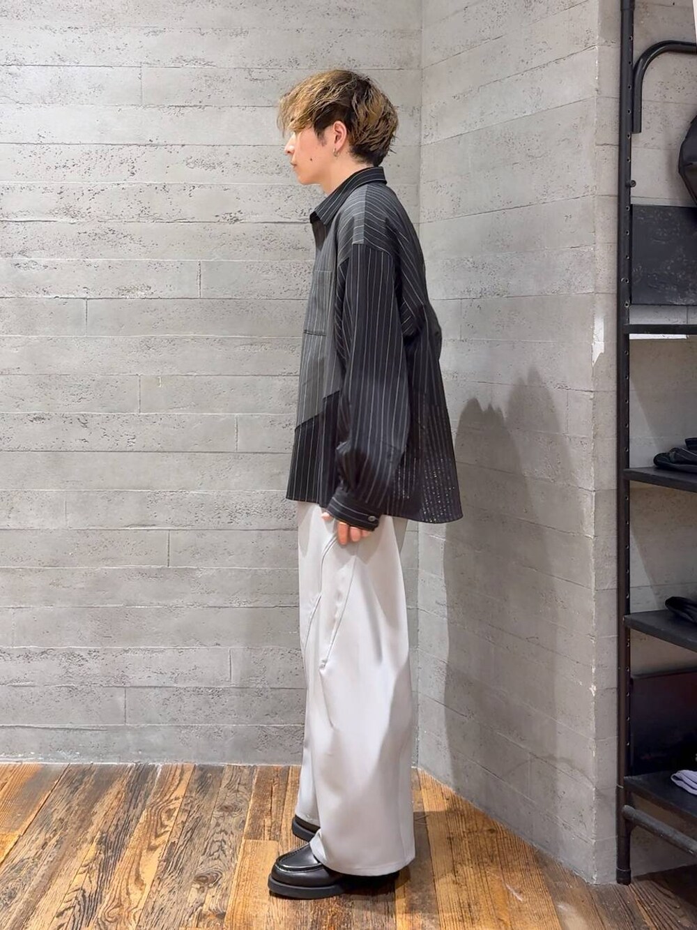 ブラック系のローファー、グレー系のスラックス、ブラック系のTシャツ/カットソーを着用したメンズの夏コーディネートの4枚目の写真