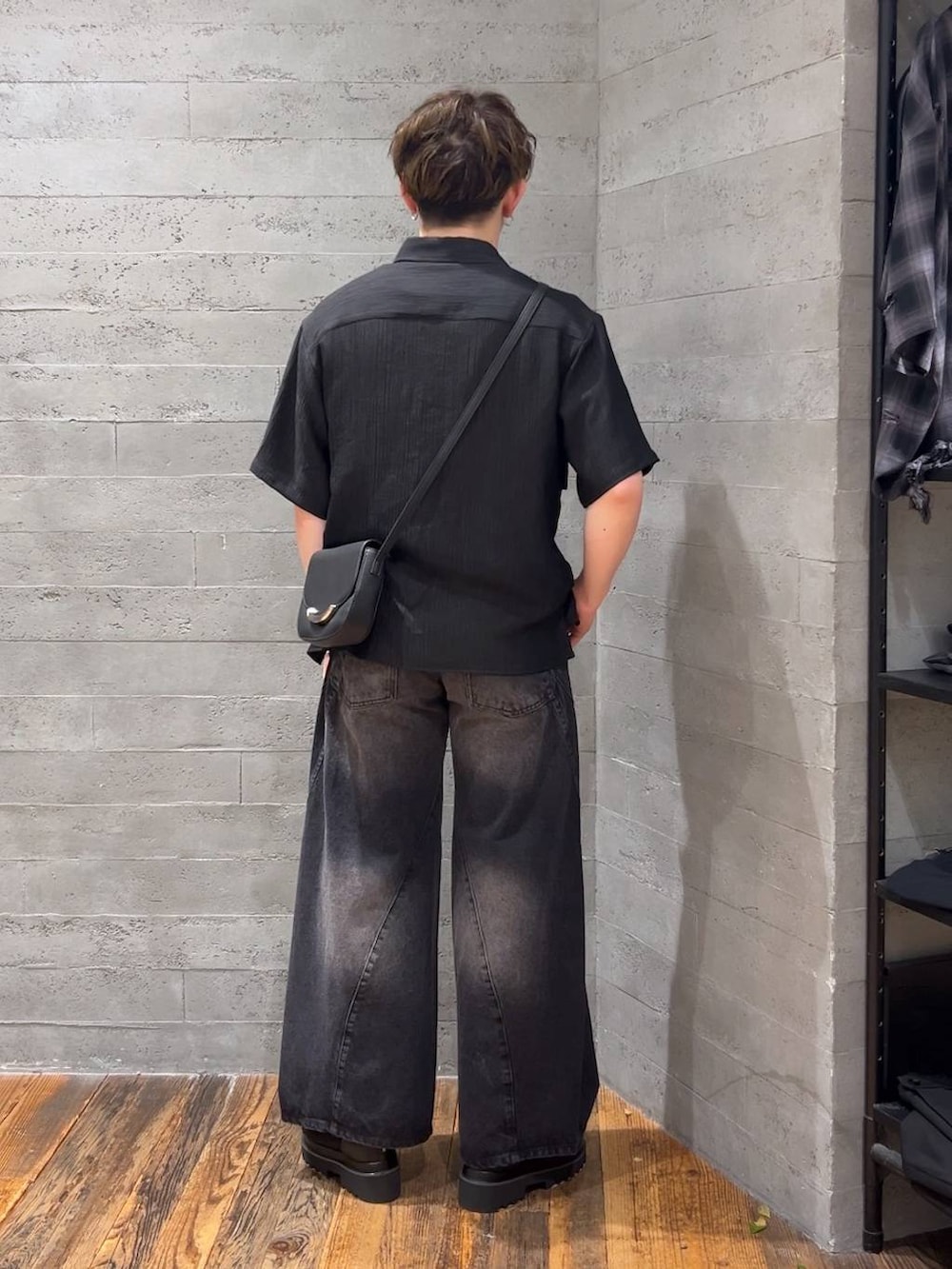 「低身長、きれいめ、モード、オーバーサイズ、HARE、デニムパンツ、シャツ、ベーシック/シンプル、夏コーデ」|「HAREの100625ステンレスブレスレット(HARE)(ブレスレット、シルバー系)」を使った、HARE もりたいさん(メンズ・168cm)の夏コーディネートの3枚目の写真
