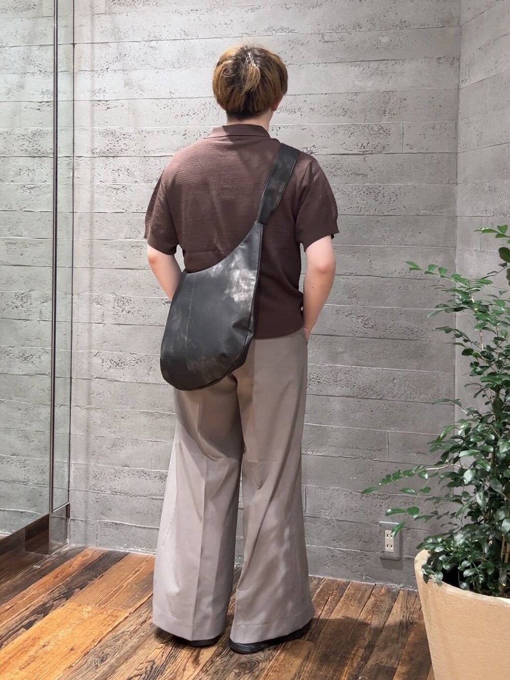 ブラック系のローファー、グレー系のショルダーバッグ、グレー系のスラックスを着用したメンズの夏コーディネートの3枚目の写真