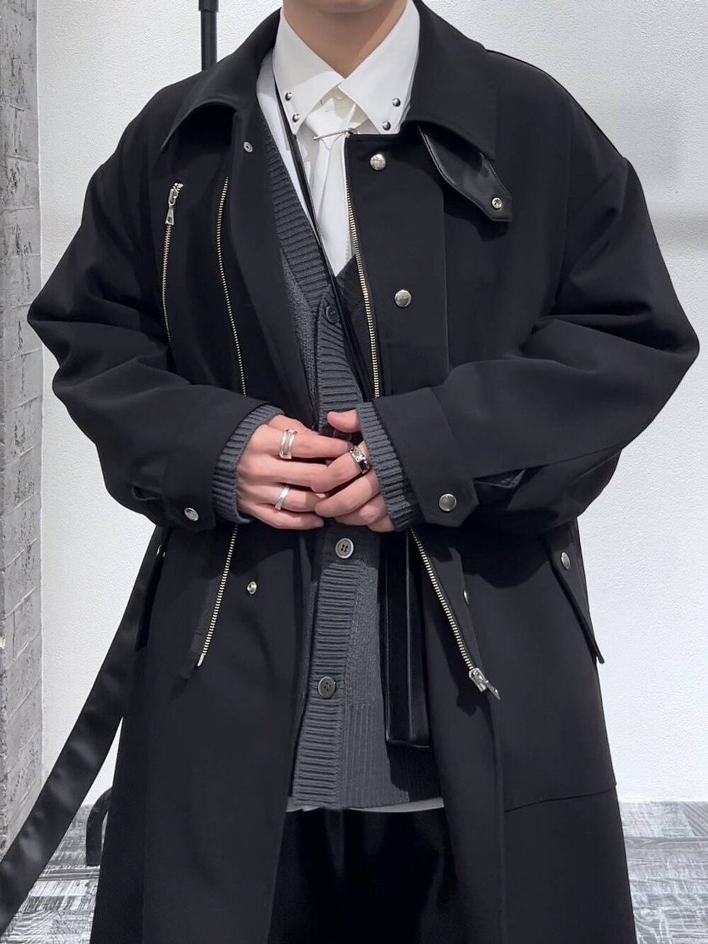 ブラック系のショルダーバッグ、ブラック系のその他パンツ、ブラック系のドレスシューズを着用したメンズの冬コーディネートの5枚目の写真