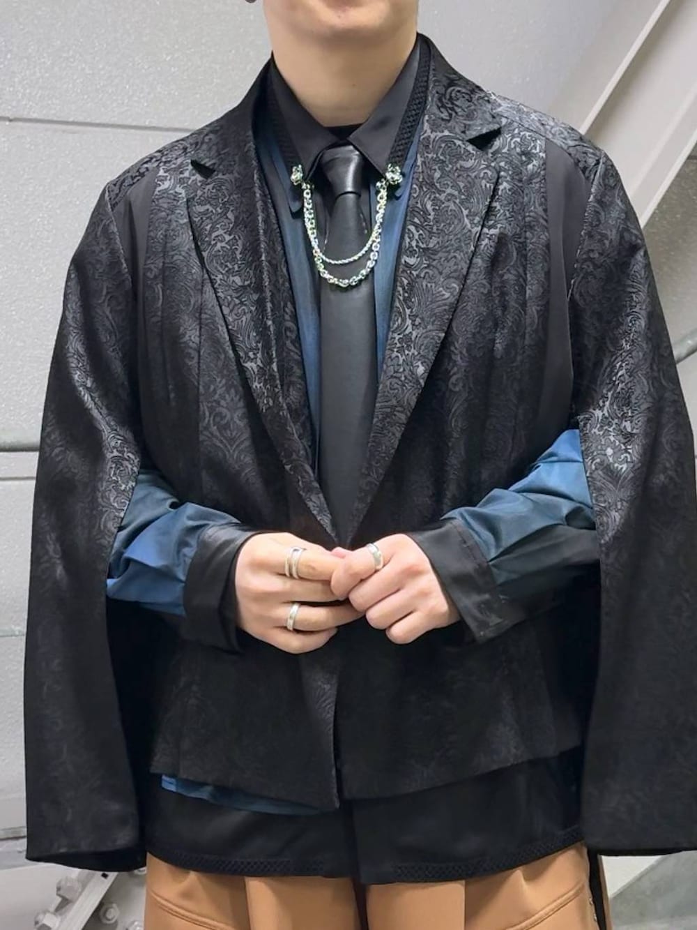 ブラック系のブーツ、ブラック系のシャツ/ブラウス、ブラック系のテーラードジャケットを着用したメンズの春コーディネートの2枚目の写真