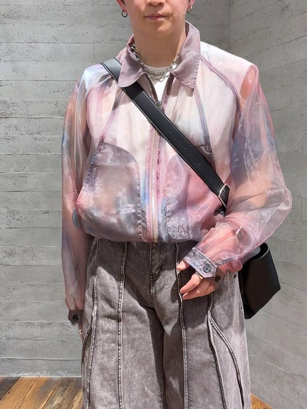 ブラック系のサンダル、ホワイト系のTシャツ/カットソー、パープル系のブルゾンを着用したメンズの春コーディネートの5枚目の写真