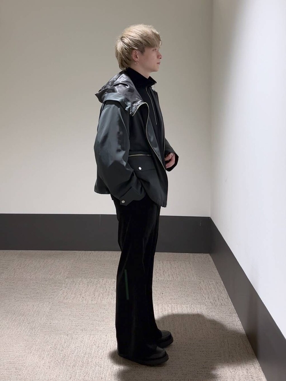 ブラック系のスラックス、ブラック系のショルダーバッグ、ブラック系のドレスシューズを着用したメンズの冬コーディネートの4枚目の写真