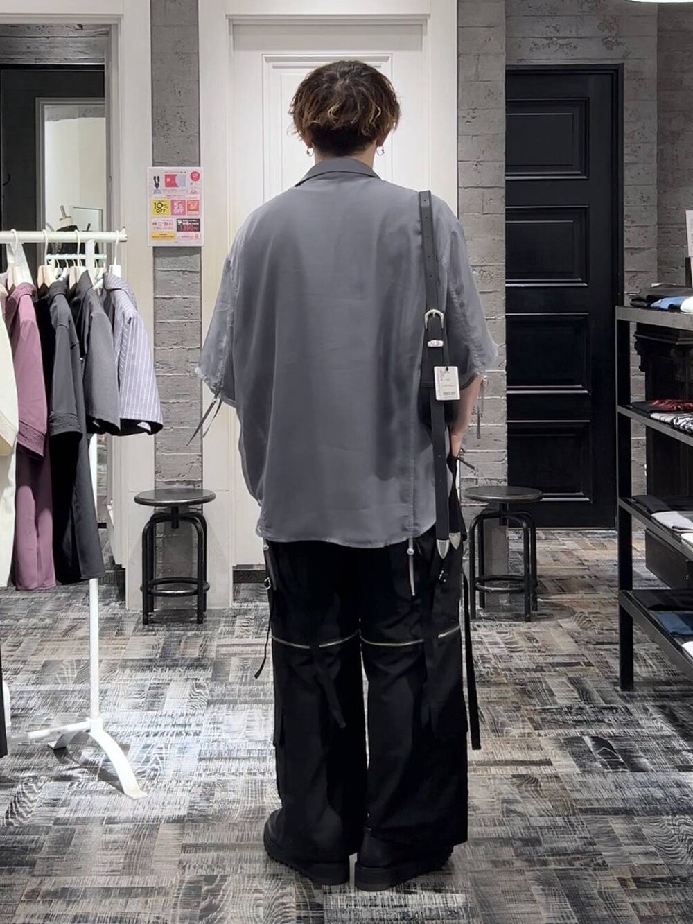 ブラック系のドレスシューズ、ブラック系のTシャツ/カットソー、ブラック系のカーゴパンツを着用したメンズの夏コーディネートの4枚目の写真