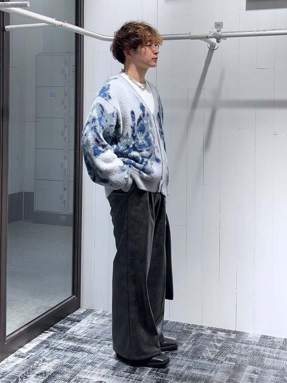 ブラック系のトートバッグ、グレー系のカーディガン/ボレロ、ブラック系のその他パンツを着用したメンズの秋コーディネートの4枚目の写真