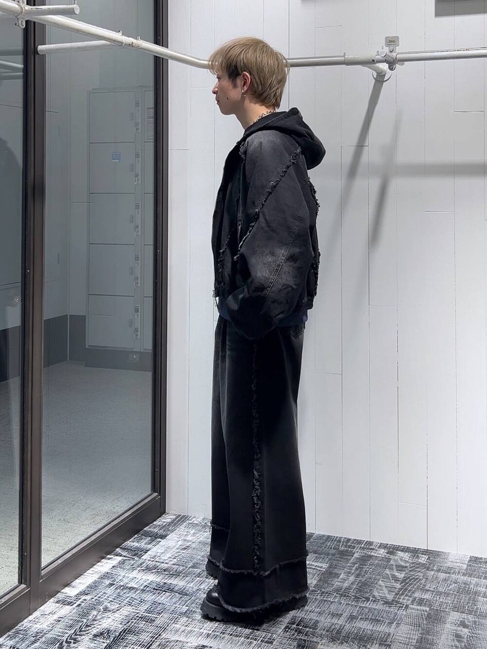 ブラック系のドレスシューズ、ブルー系のスウェット、ブラック系のデニムジャケットを着用したメンズの冬コーディネートの4枚目の写真