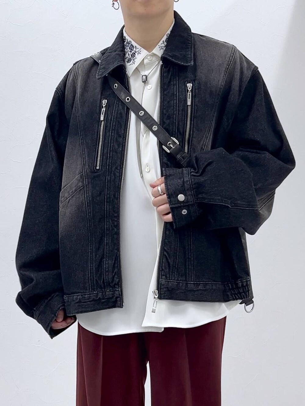 ホワイト系のシャツ/ブラウス、ブラック系のドレスシューズ、ブラック系のショルダーバッグを着用したメンズの秋コーディネートの5枚目の写真