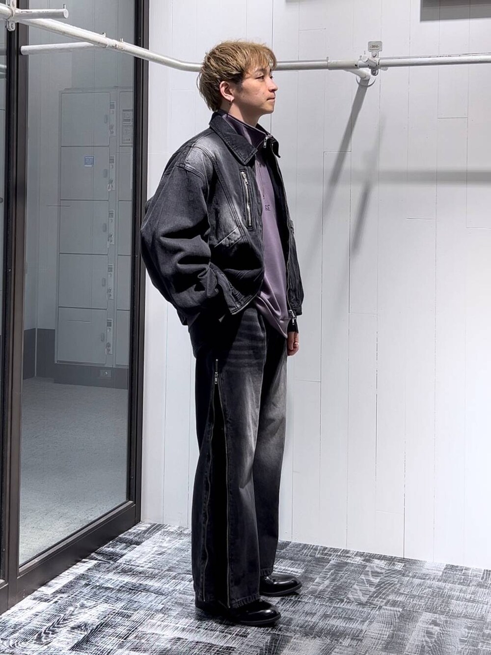 ブラック系のデニムパンツ、ブラック系のデニムジャケット、ブラック系のドレスシューズを着用したメンズの秋コーディネートの2枚目の写真