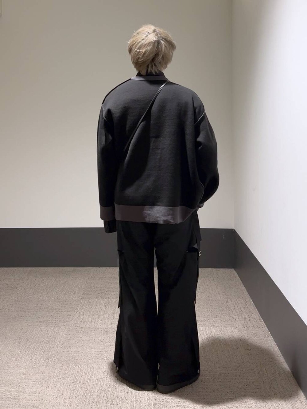 ブラック系のスラックス、ブラック系のカーディガン/ボレロ、ブラック系のシャツ/ブラウスを着用したメンズの冬コーディネートの4枚目の写真