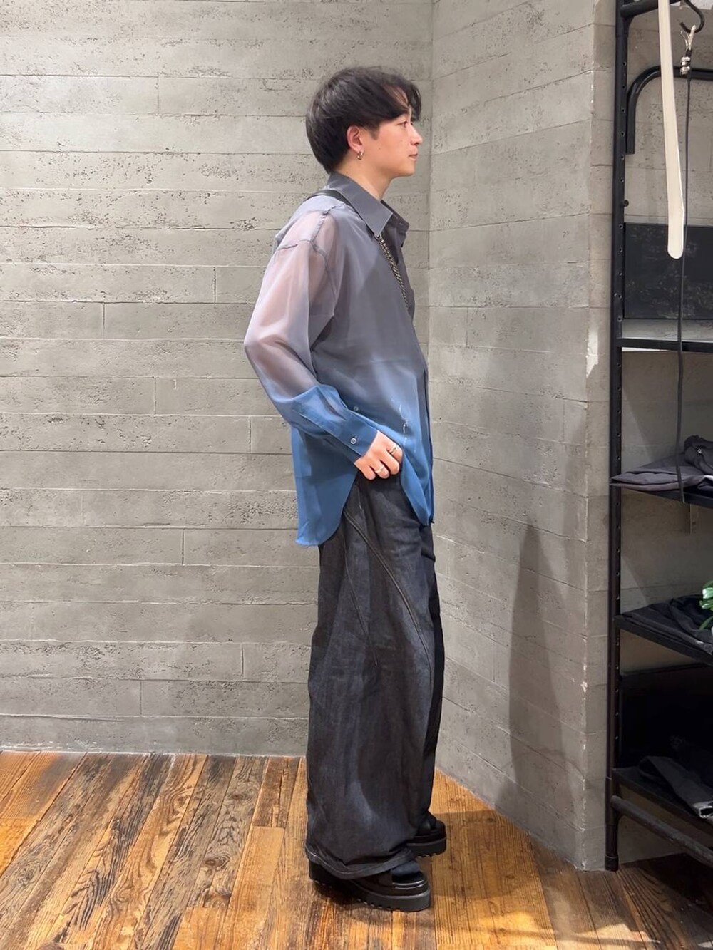 ブラック系のショルダーバッグ、ブルー系のデニムパンツ、ブラック系のサンダルを着用したメンズの春コーディネートの2枚目の写真