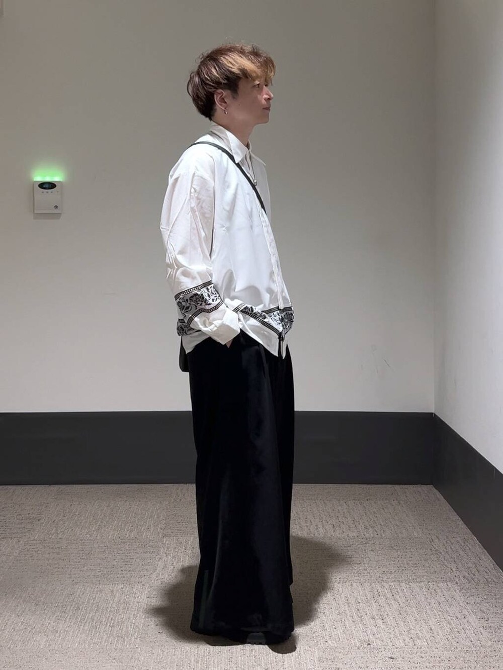 ブラック系のドレスシューズ、ブラック系のショルダーバッグ、ブラック系のスラックスを着用したメンズの夏コーディネートの4枚目の写真