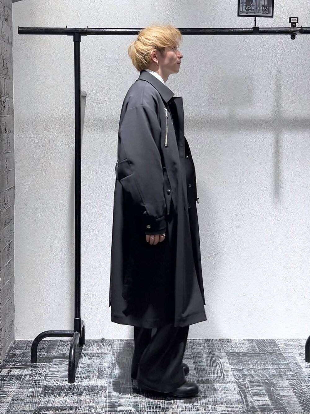 ブラック系のショルダーバッグ、ブラック系のその他パンツ、ブラック系のドレスシューズを着用したメンズの冬コーディネートの3枚目の写真