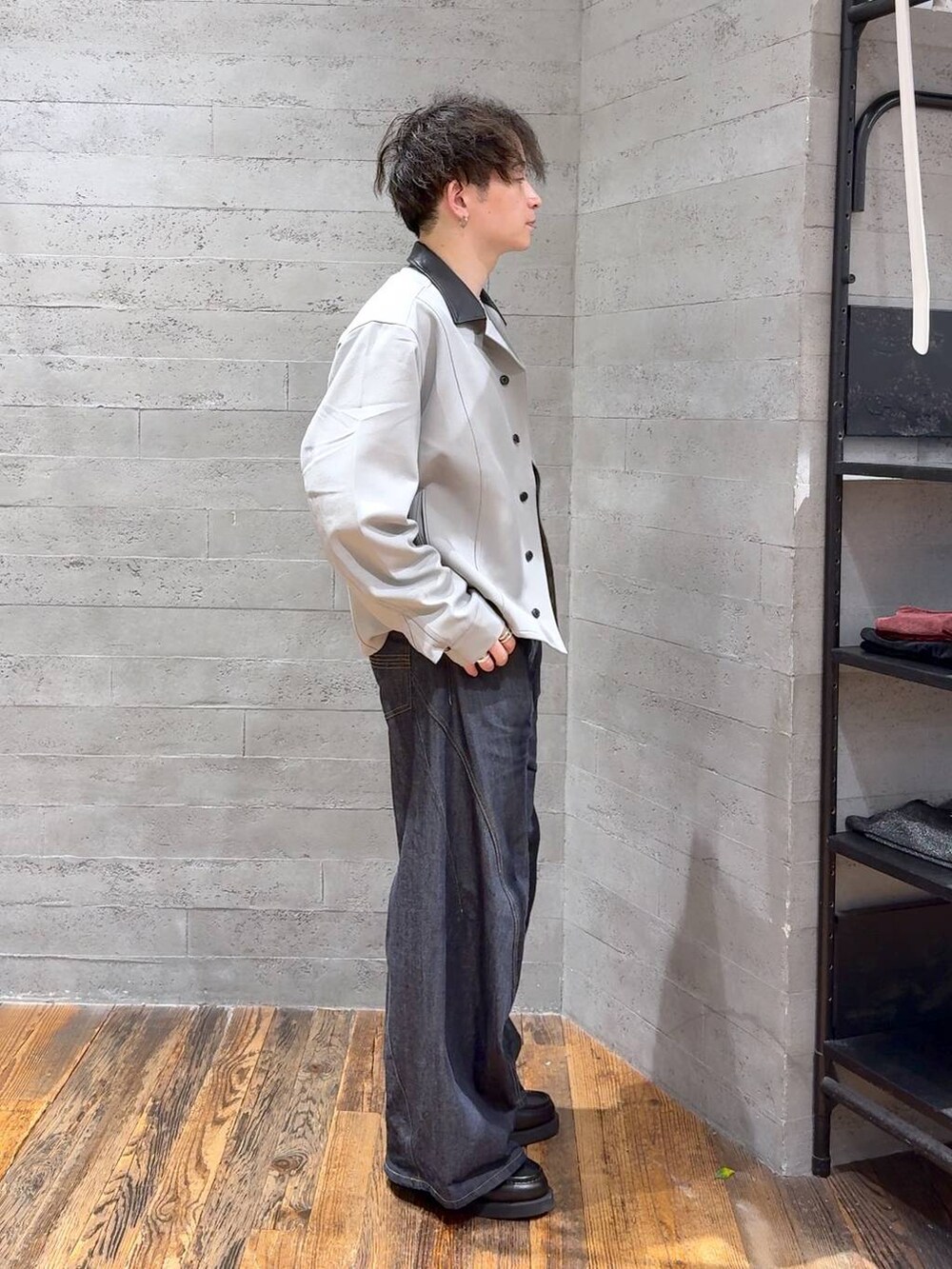 ブルー系のデニムパンツ、ブラック系のローファー、ホワイト系のTシャツ/カットソーを着用したメンズの秋コーディネートの2枚目の写真