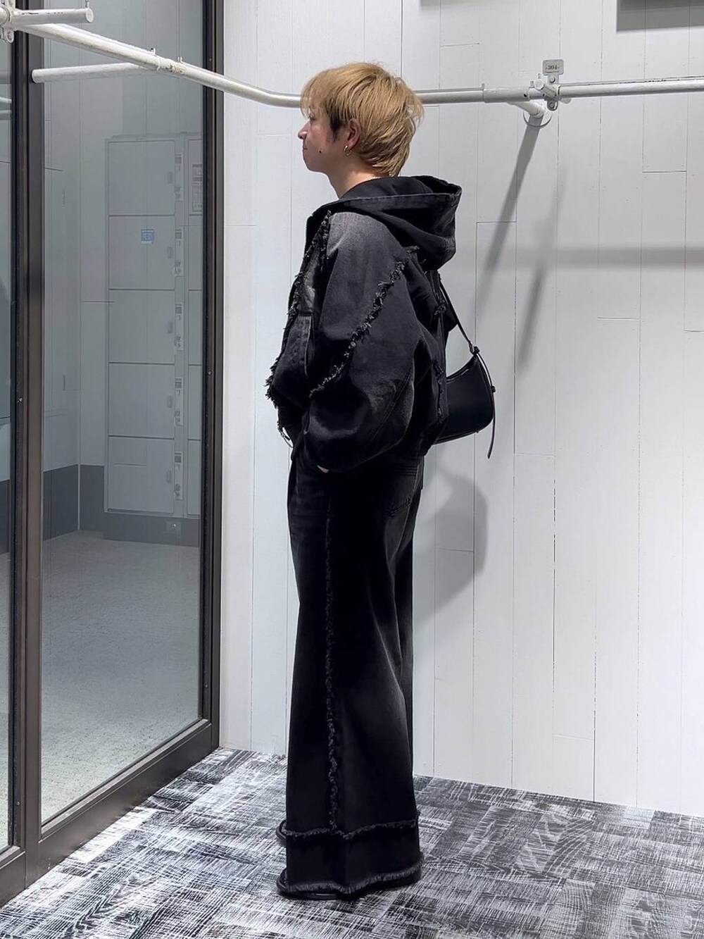 ブラック系のドレスシューズ、ブラック系のショルダーバッグ、ブラック系のスウェットを着用したメンズの冬コーディネートの4枚目の写真