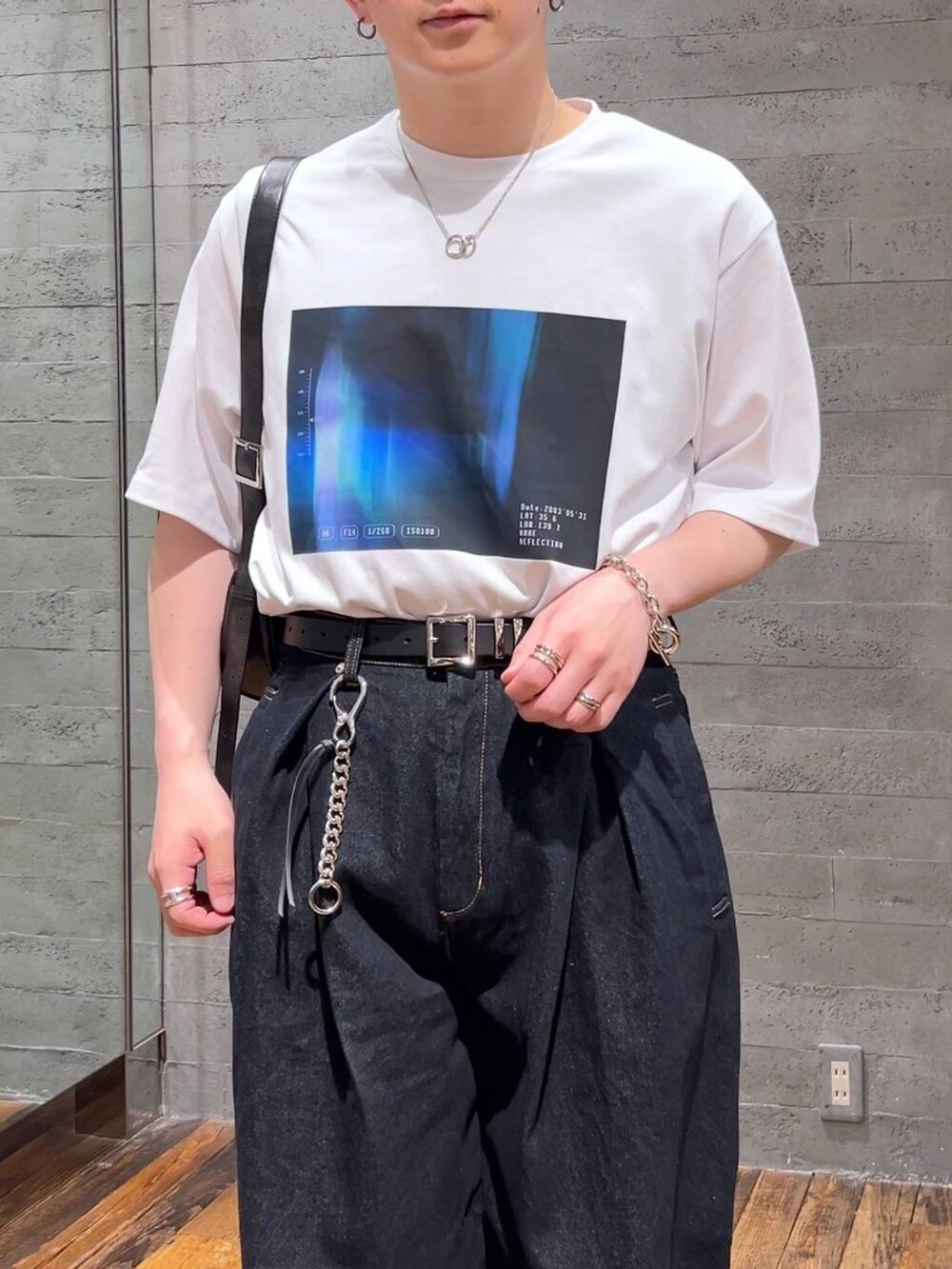 ブラック系のショルダーバッグ、ブラック系のサンダル、ホワイト系のTシャツ/カットソーを着用したメンズの夏コーディネートの5枚目の写真