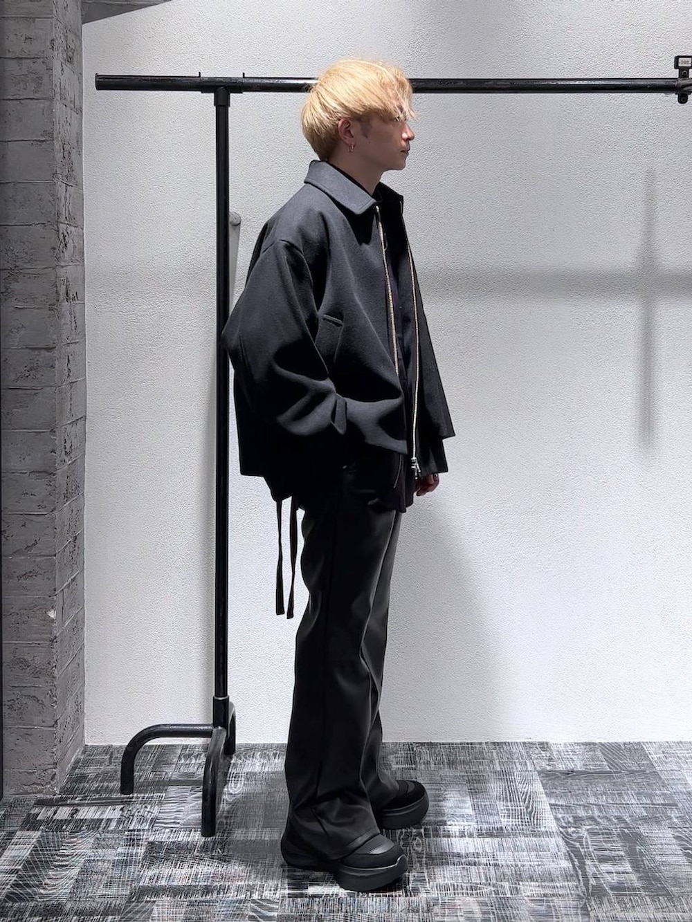 ブラック系のブルゾン、ブラック系のその他パンツ、ブラック系のスニーカーを着用したメンズの秋コーディネートの4枚目の写真