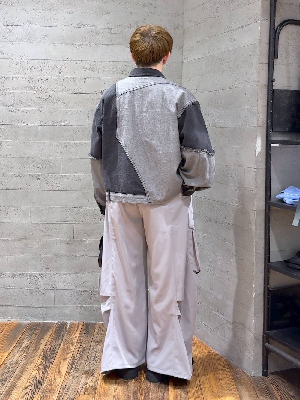 ブラック系のTシャツ/カットソー、ブラック系のドレスシューズ、グレー系のカーゴパンツを着用したメンズの春コーディネートの3枚目の写真