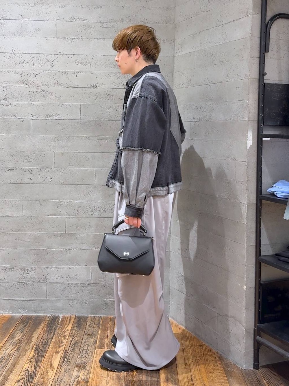 ブラック系のTシャツ/カットソー、ブラック系のドレスシューズ、グレー系のカーゴパンツを着用したメンズの春コーディネートの2枚目の写真